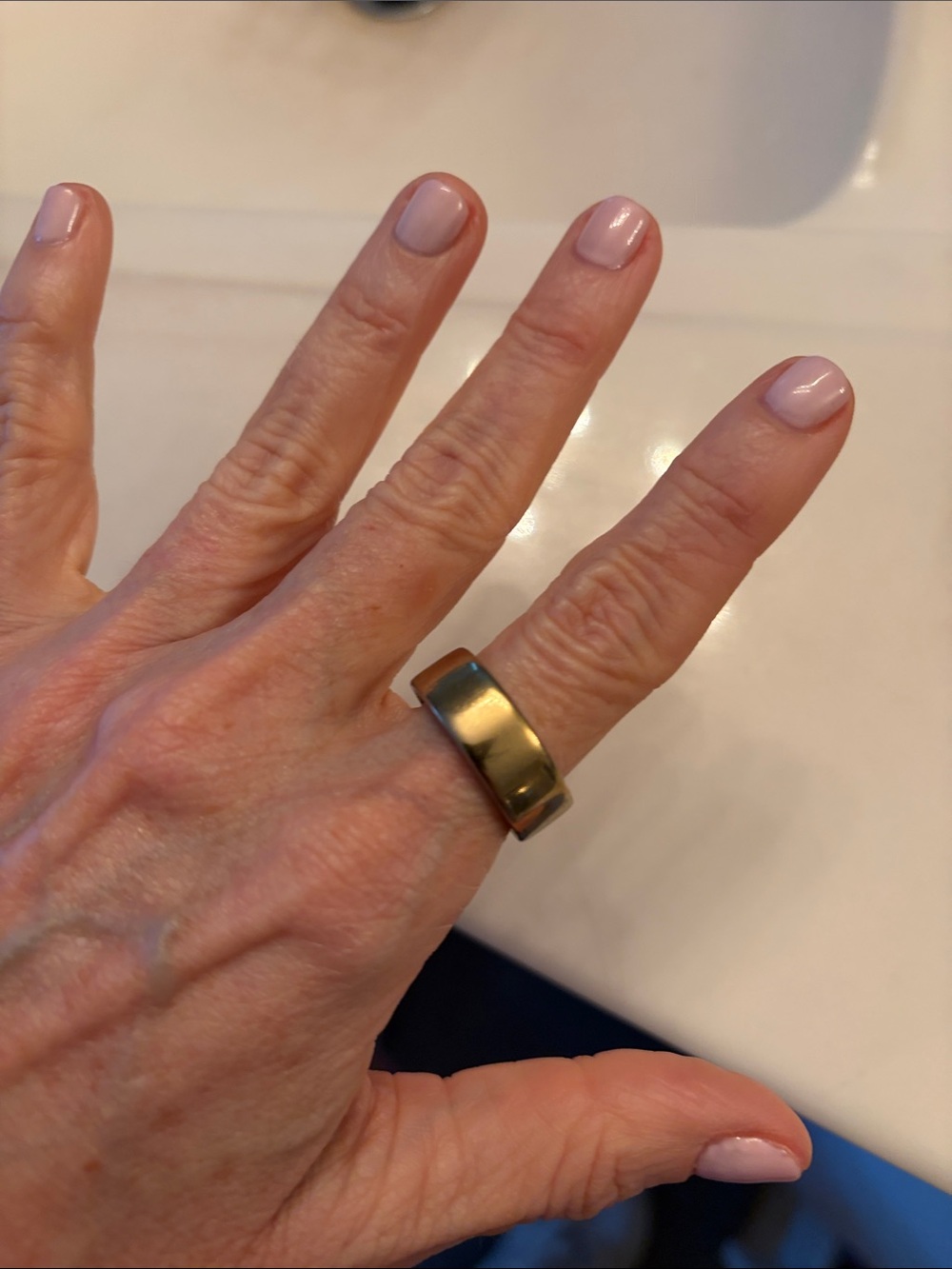 Oura Polished Metallic Gold-Tone Band Ring size 8 
Series 4
